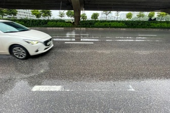 Vạch kẻ làn đường bị mờ nhìn như "ma trận", nhiều lái xe lo bị phạt oan