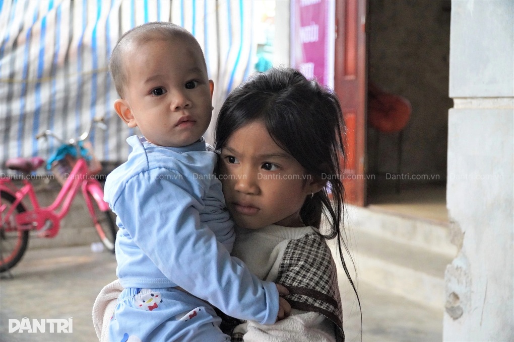 Bố mất vì tai nạn, mẹ trầm cảm, nữ sinh và 4 em thơ sống lay lắt - 3