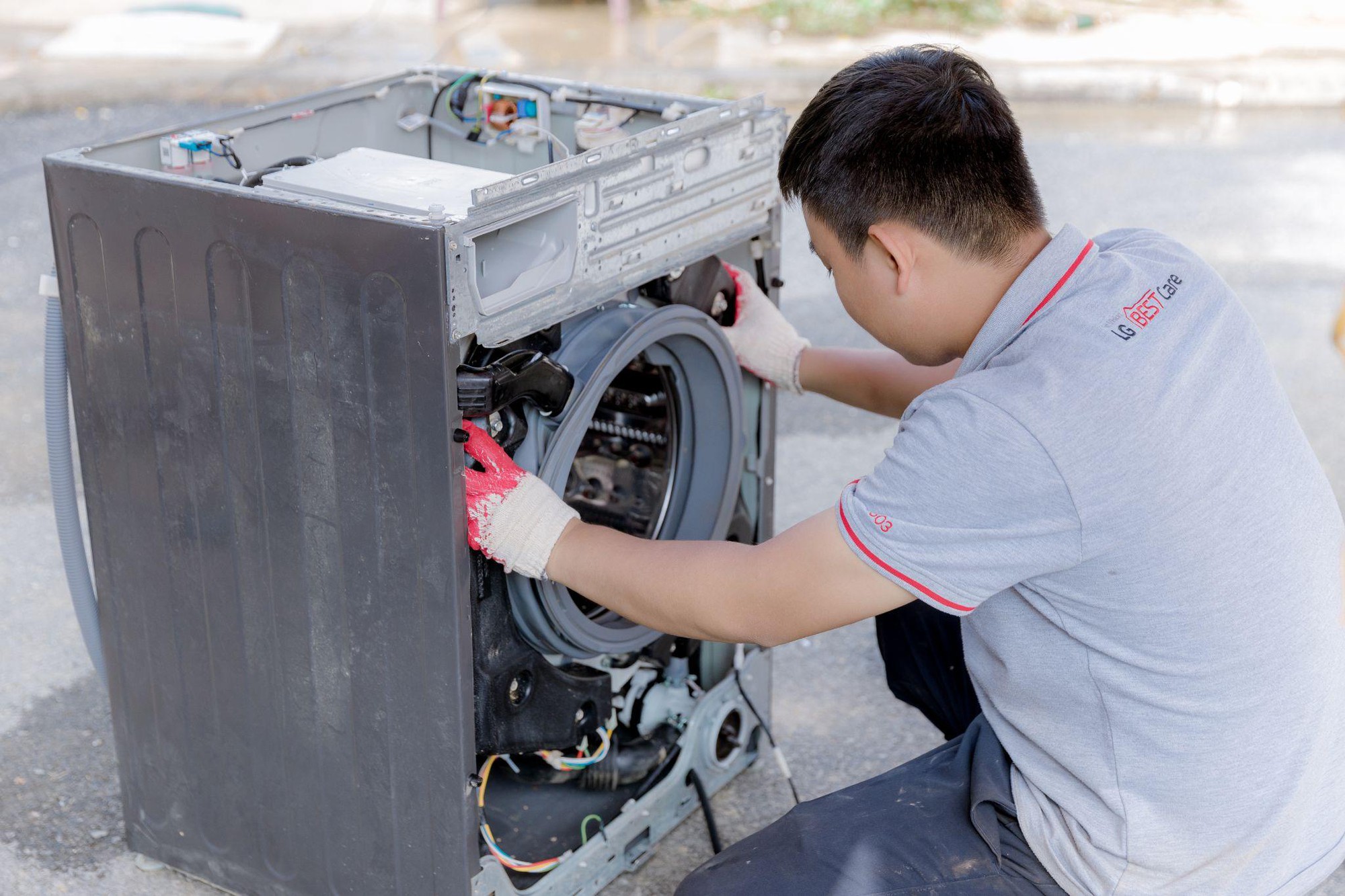 LG hỗ trợ sửa chữa thiết bị, đồng hành cùng người dân sau bão - Ảnh 3.