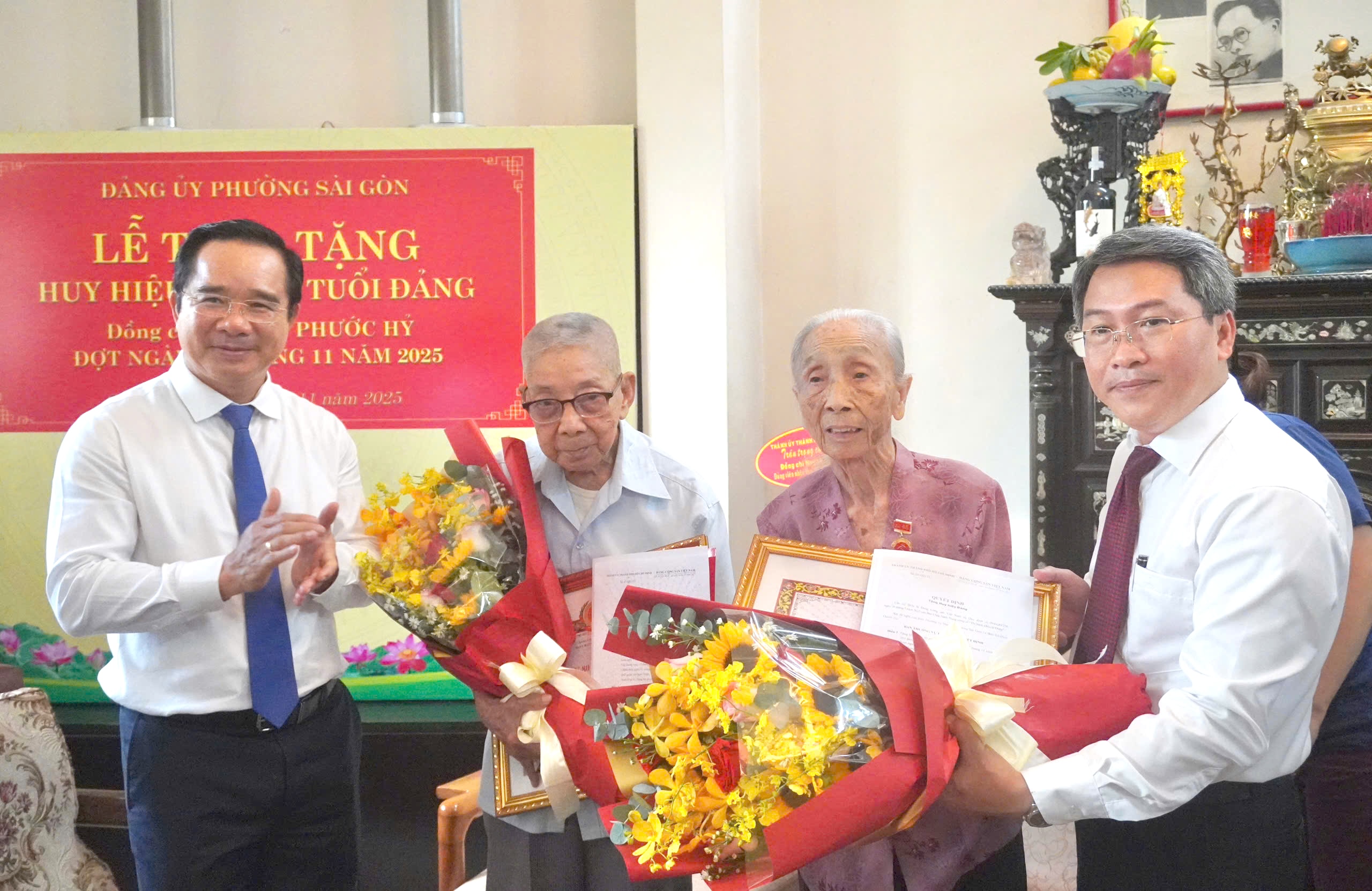 Lãnh đạo TP HCM trao Huy hiệu Đảng cho đảng viên lão thành 80 năm tuổi Đảng - Ảnh 2.