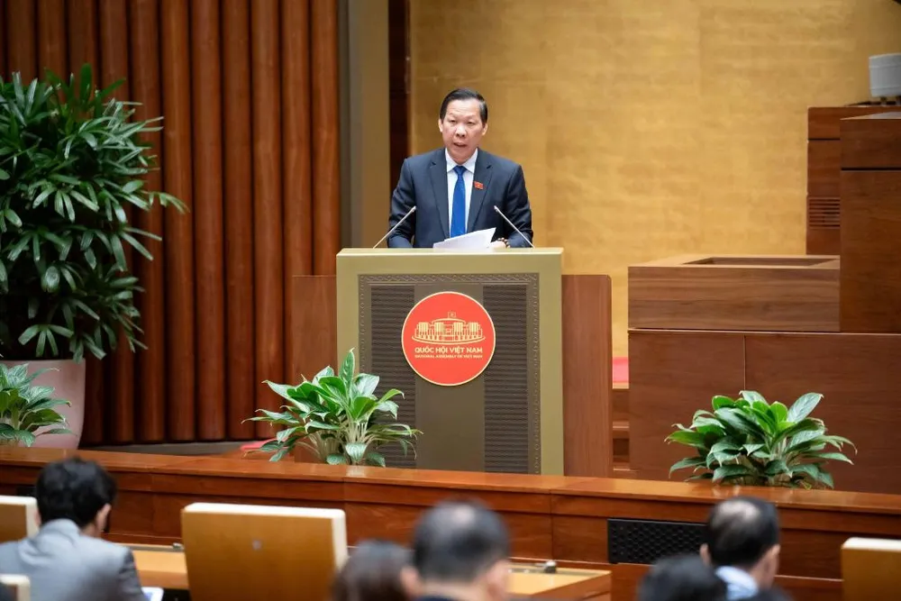 Chủ nhiệm Ủy ban Kinh tế - Tài chính trình bày báo cáo thẩm tra. Ảnh: QH thue-thu-nhap-ca-nhan-vang-mieng-mai.jpg