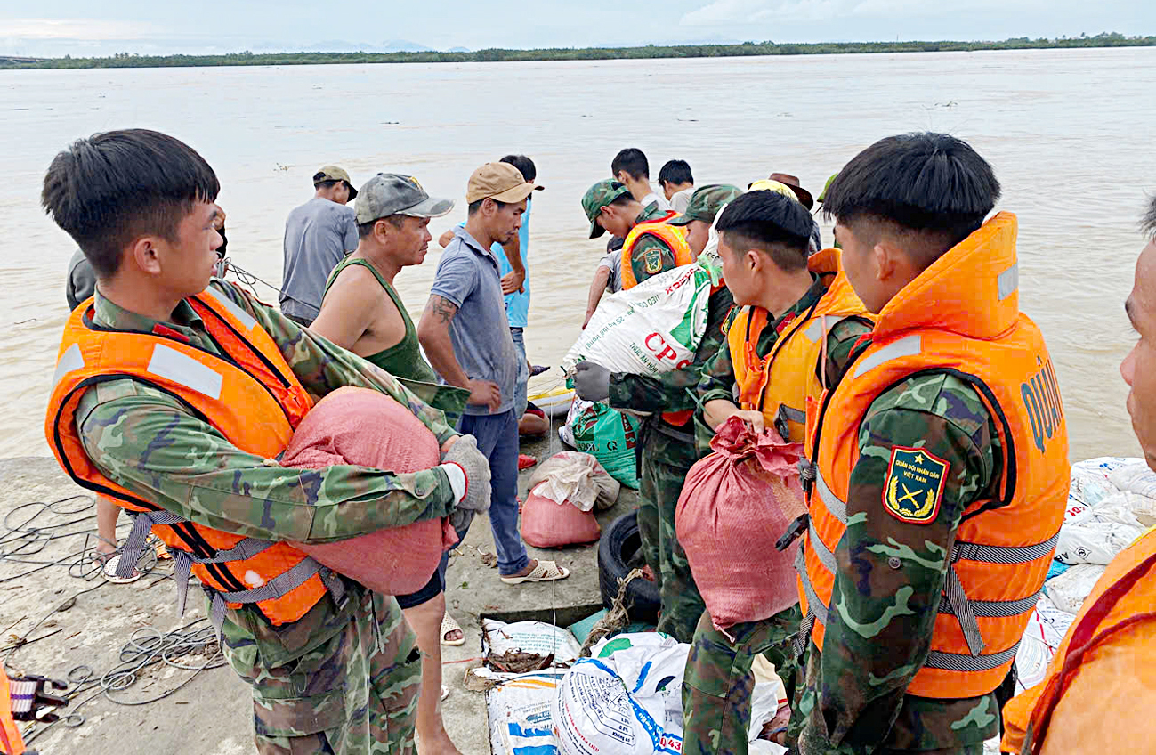 Lũ chồng lũ, thêm âu lo bão số 13 - Ảnh 4.