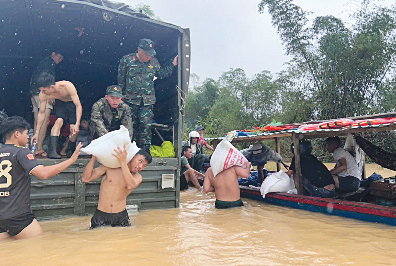 Lũ chồng lũ, thêm âu lo bão số 13 - Ảnh 4.