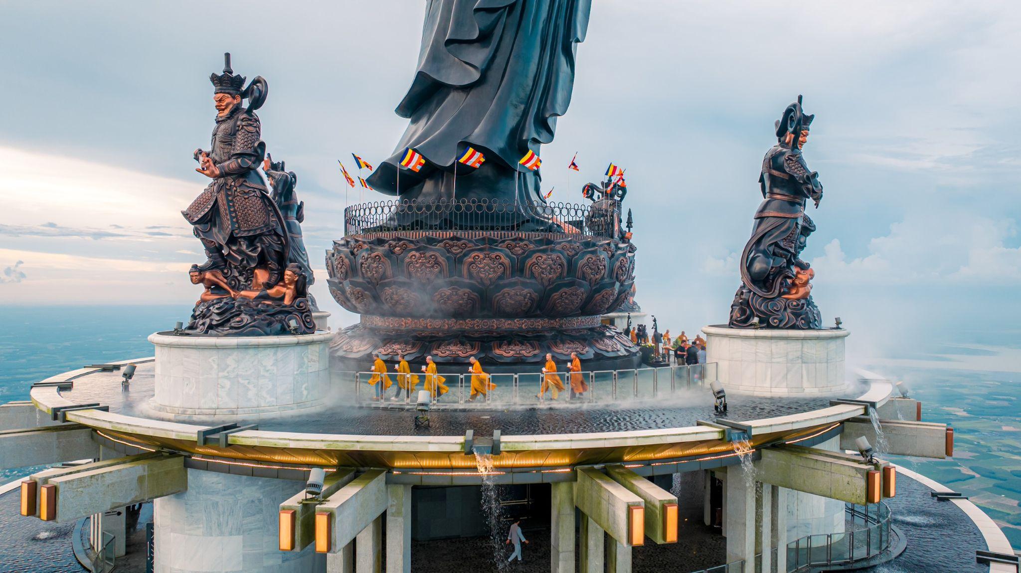 Những bước chân an tịnh bên tượng Phật Bà Tây Bổ Đà Sơn. Ảnh: Nguyễn Minh Tú