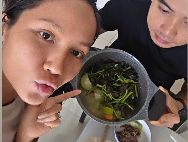 Một lần khác trước đây, Hoa hậu từng đăng tải món canh rau hỗn hợp chồng nấu khiến cô ví như nồi cám heo, nhưng với cô đó là món ngon nhất trên đời bởi được nêm nếm bằng tình yêu và trách nhiệm.