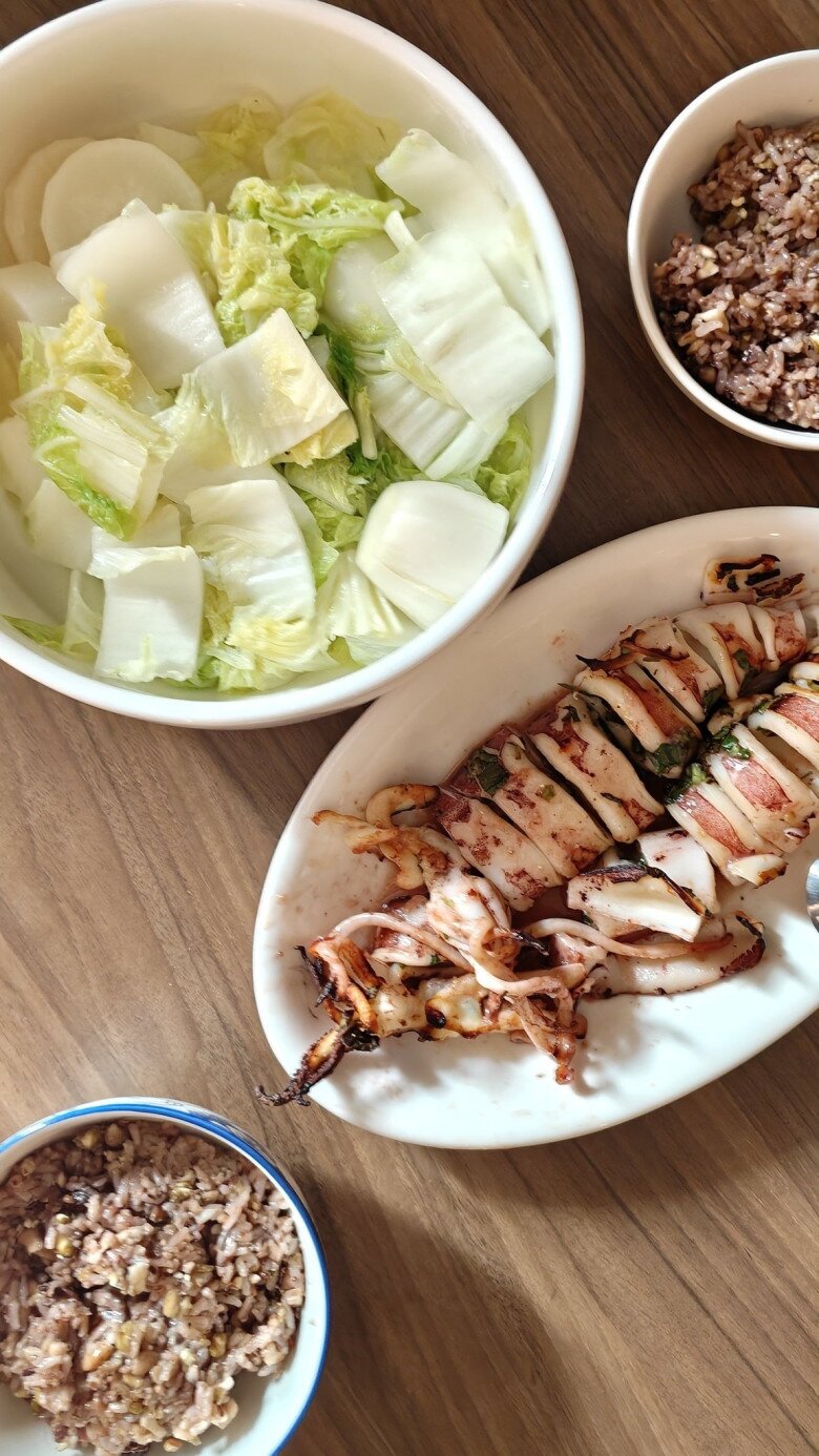 Một số bữa ăn đẹp mắt và giàu dinh dưỡng mà nam nhiếp ảnh gia khoe khi vợ đi công tác về. Có thể thấy, anh không chỉ chú trọng đến chất lượng mà cả hình thức.