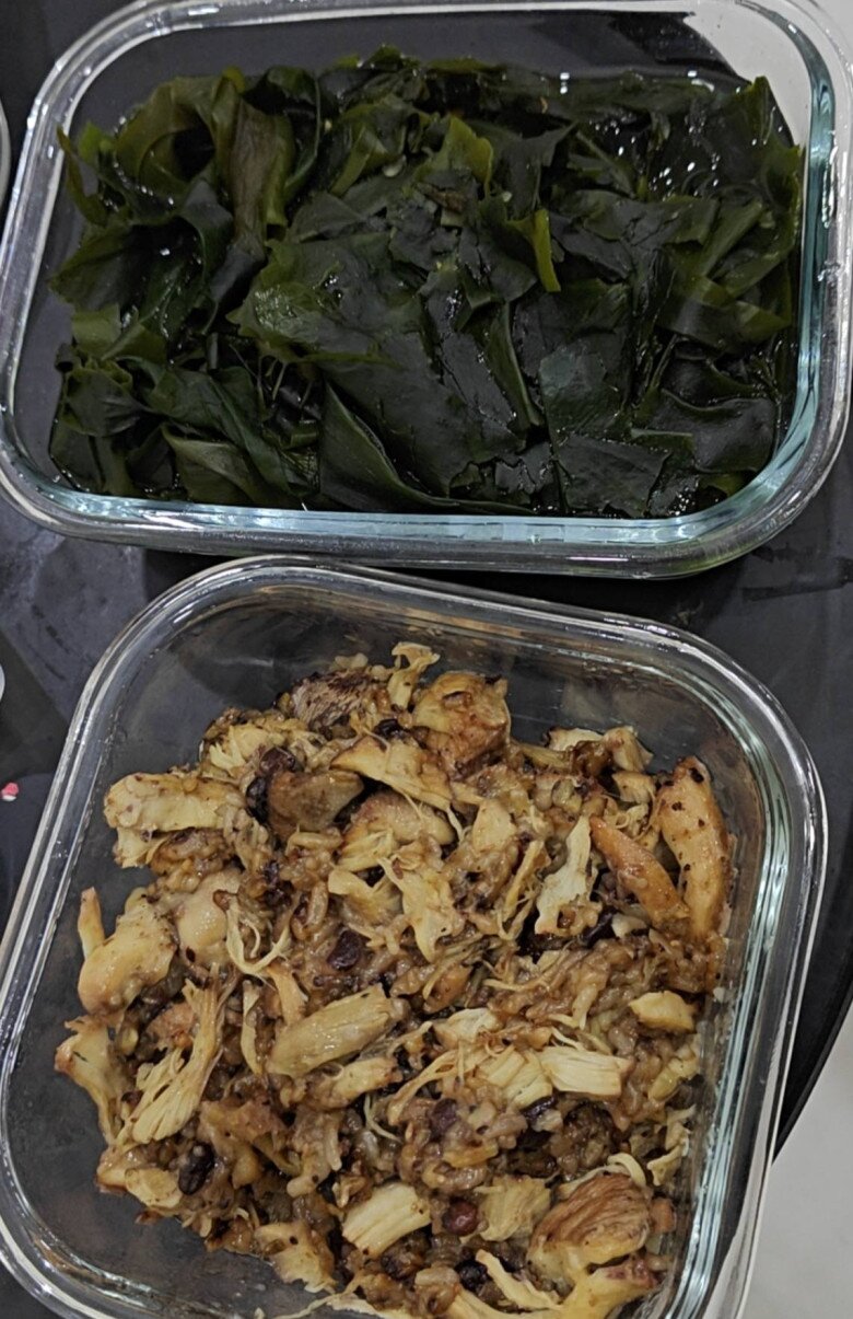 Trong giai đoạn siết cân, nhiếp ảnh gia Tuấn Khôi cũng tự tay chuẩn bị các bữa ăn giàu protein, rau xanh và carb tốt.