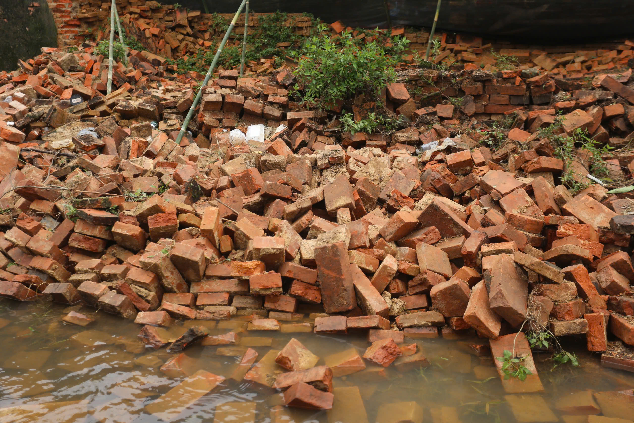 Lũ lụt làm sập tường Hoàng thành Huế - Ảnh 5.
