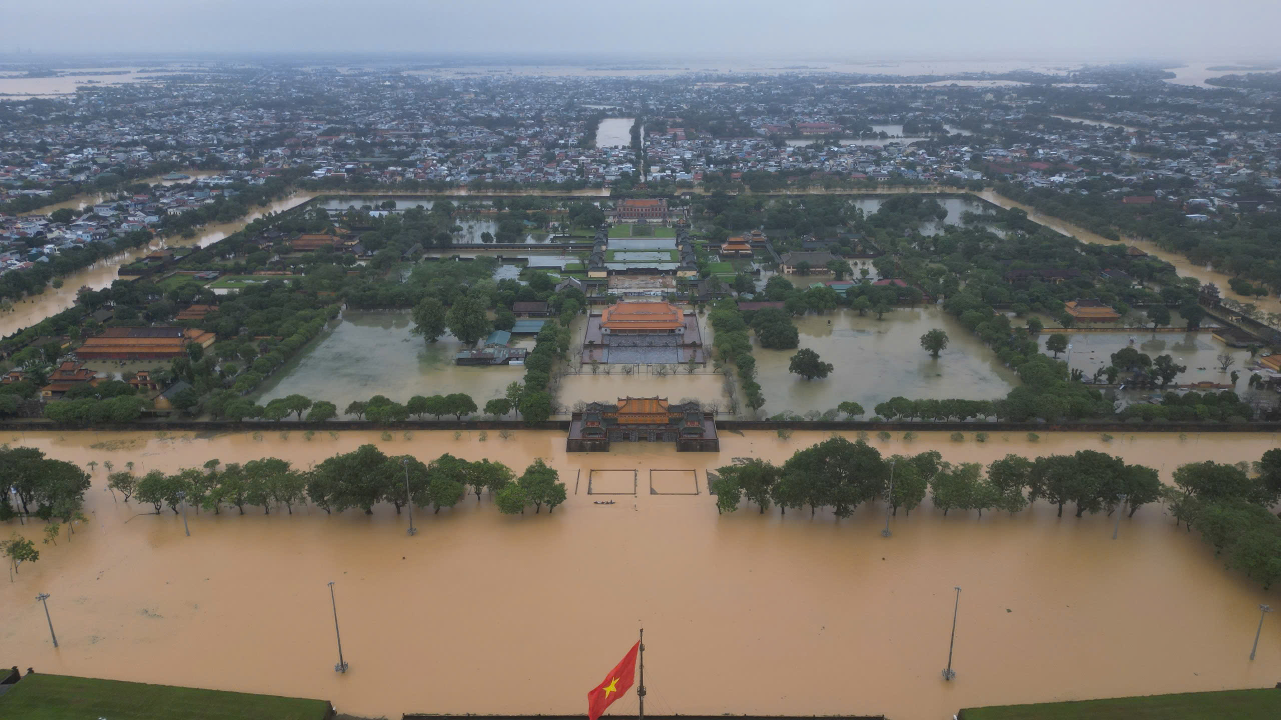 Lũ lụt làm sập tường Hoàng thành Huế - Ảnh 8.