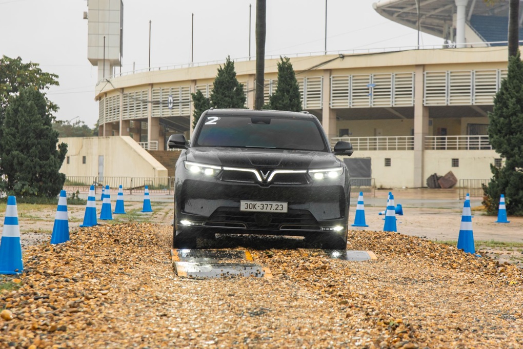 VinFast VF 9 chinh phục khách hàng Hà Nội qua loạt bài lái thử đầy cảm xúc - 2