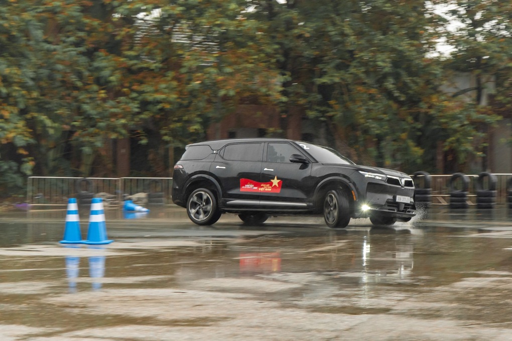 VinFast VF 9 chinh phục khách hàng Hà Nội qua loạt bài lái thử đầy cảm xúc - 4