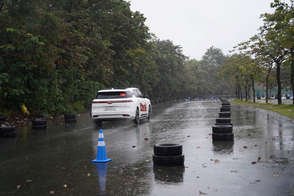 VinFast VF 9 chinh phục khách hàng Hà Nội qua loạt bài lái thử đầy cảm xúc - 5