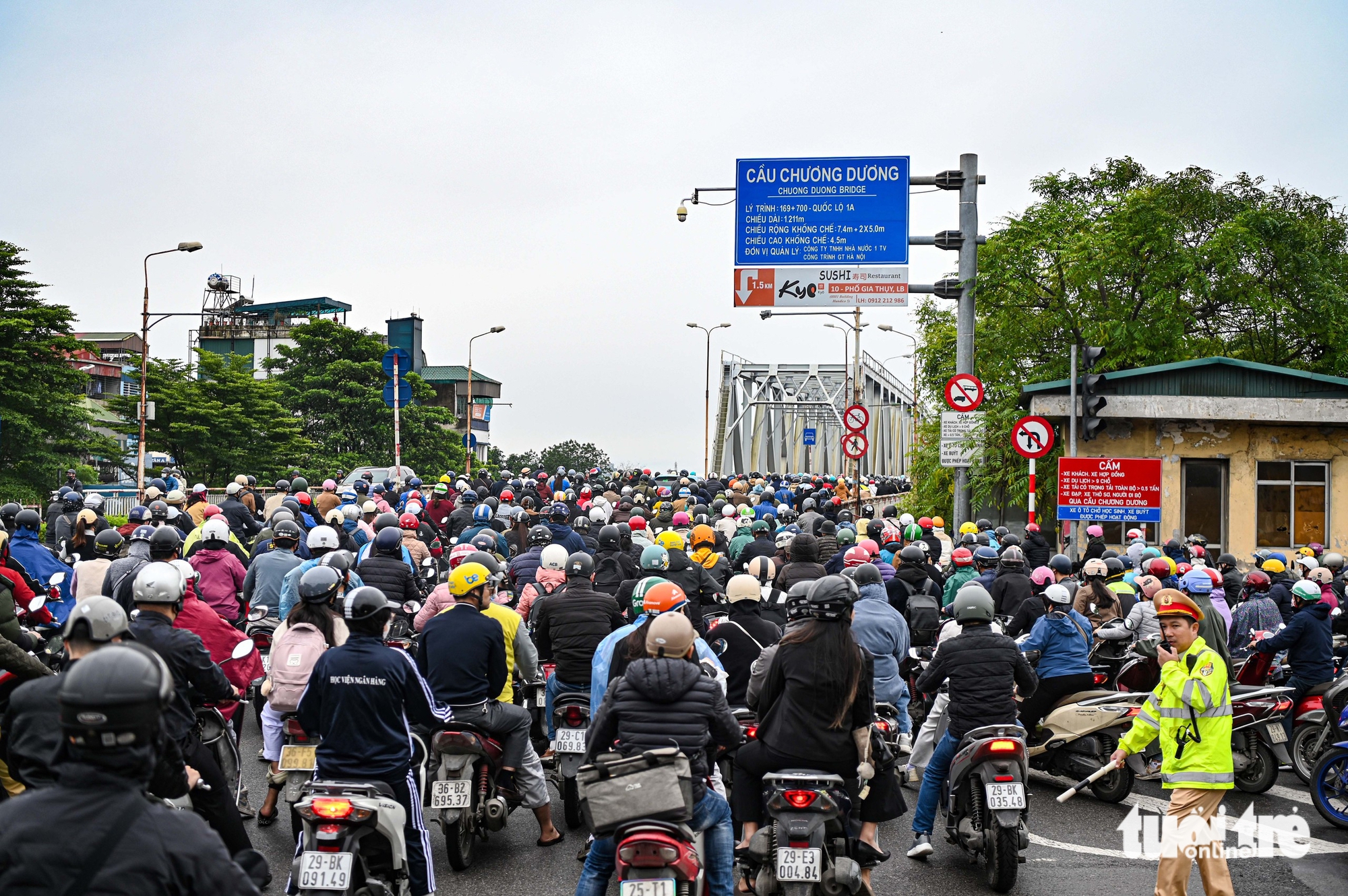 Cấm 1 chiều cầu Long Biên, người Hà Nội chật vật tìm cách sang sông - Ảnh 7.