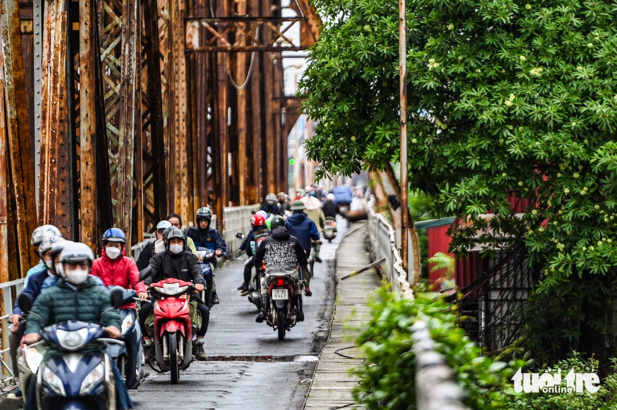 Cấm 1 chiều cầu Long Biên, người Hà Nội chật vật tìm cách sang sông - Ảnh 9.