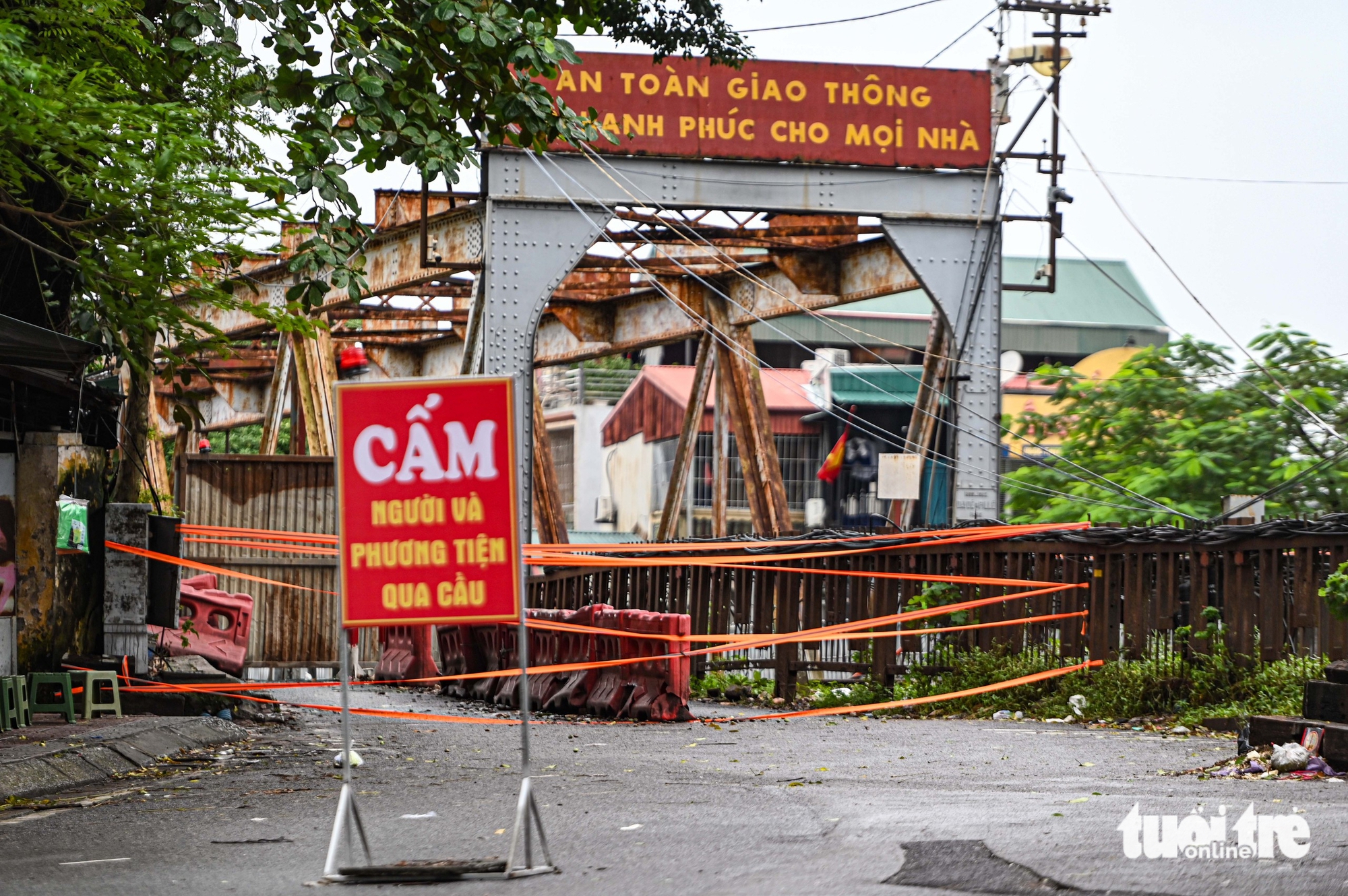 Cấm 1 chiều cầu Long Biên, người Hà Nội chật vật tìm cách sang sông - Ảnh 12.