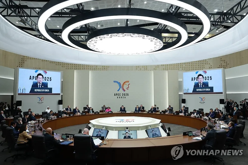 Tổng thống Hàn Quốc Lee Jae-myung phát biểu tại khai mạc Hội nghị Cấp cao APEC ngày 31-10. Ảnh: YONHAP Tổng thống Lee phát biểu khai mạc APEC, kêu gọi đoàn kết trước thách thức