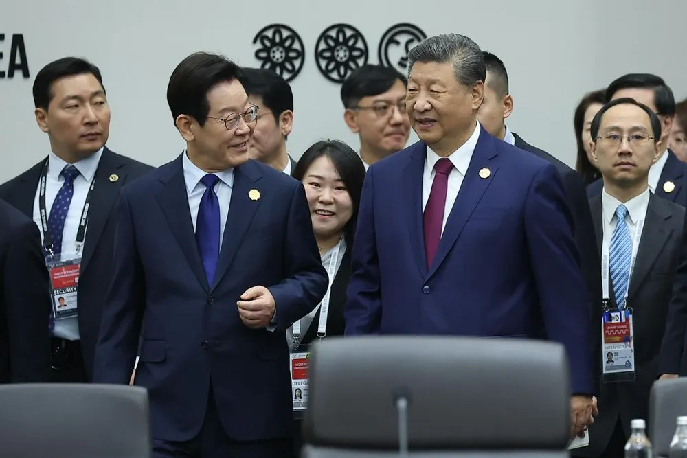 Tổng thống Hàn Quốc Lee Jae-myung (trái) và Chủ tịch Trung Quốc Tập Cận Bình tại phiên họp. Ảnh: YONHAP Tổng thống Lee phát biểu khai mạc APEC, kêu gọi đoàn kết trước thách thức