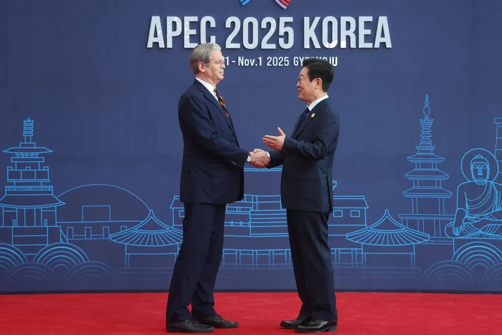 Tổng thống Hàn Quốc Lee Jae-myung (phải) tiếp Bộ trưởng Tài chính Mỹ Scott Bessent tại phiên họp. Ảnh: YONHAP Tổng thống Lee phát biểu khai mạc APEC, kêu gọi đoàn kết trước thách thức