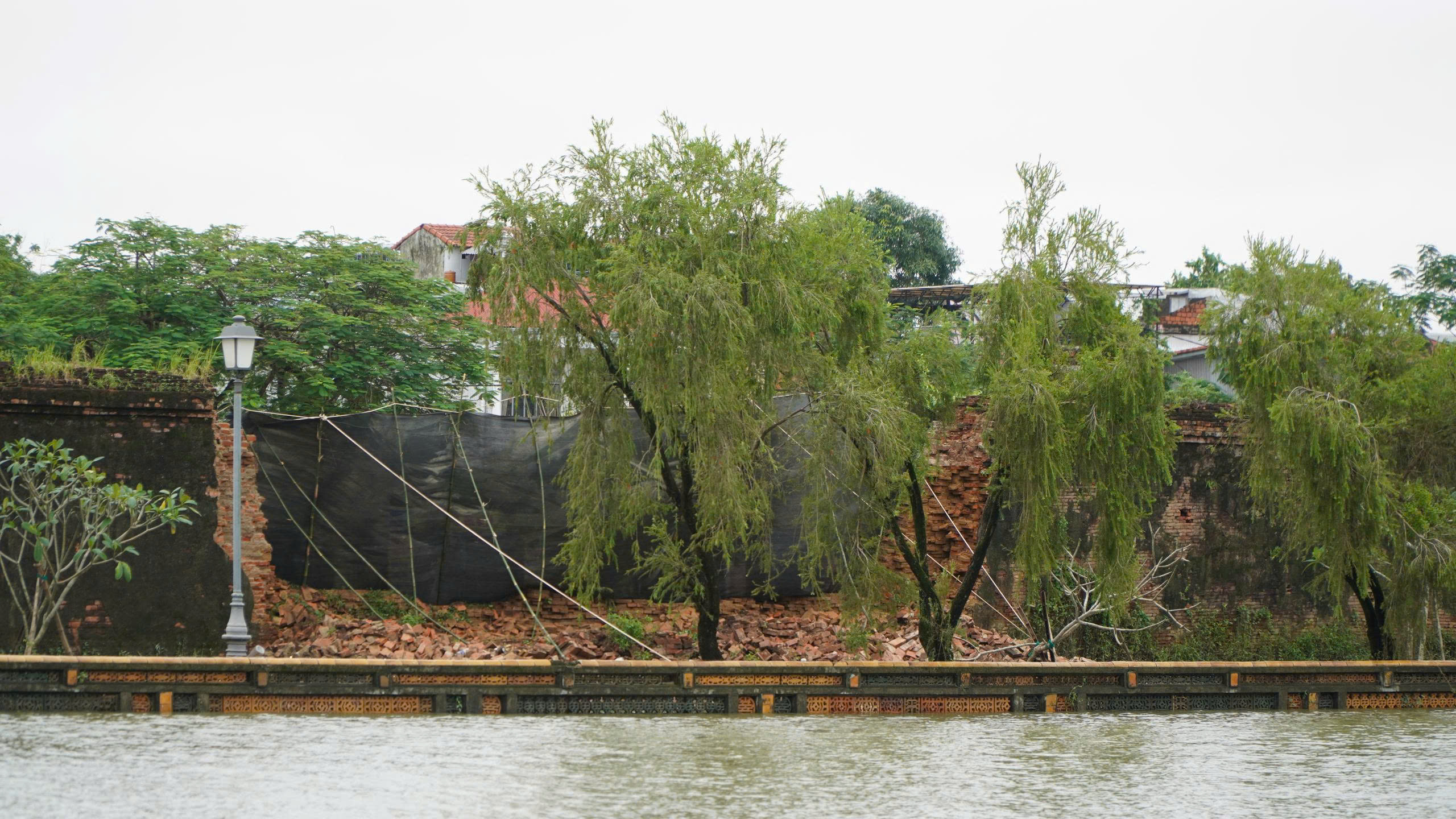 Thông tin chính thức về sự cố sập 15 m tường Hoàng thành Huế 2 Thông tin chính thức về việc sập 15 m tường Hoàng thành Huế - Ảnh 2.