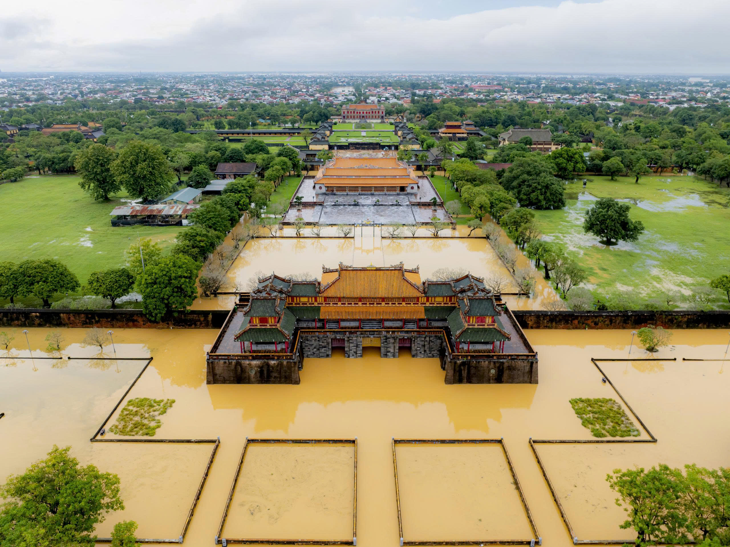 Thông tin chính thức về sự cố sập 15 m tường Hoàng thành Huế 3 Thông tin chính thức về việc sập 15 m tường Hoàng thành Huế - Ảnh 3.