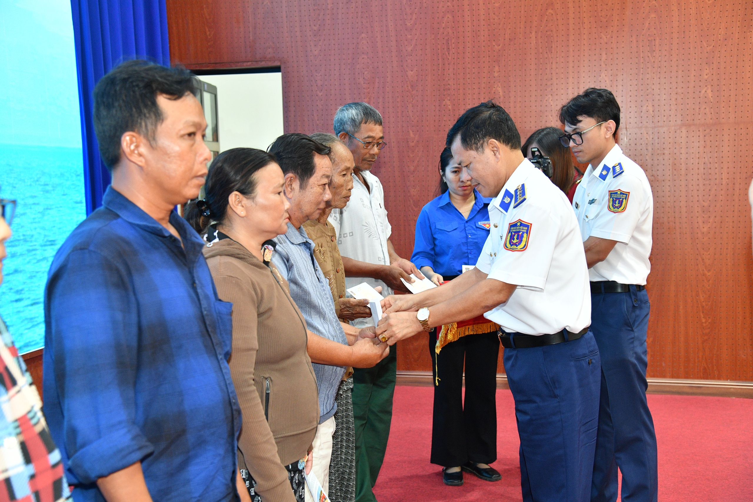 Trao cờ Tổ quốc tại chương trình “Cảnh sát biển đồng hành với ngư dân” - Ảnh 4.