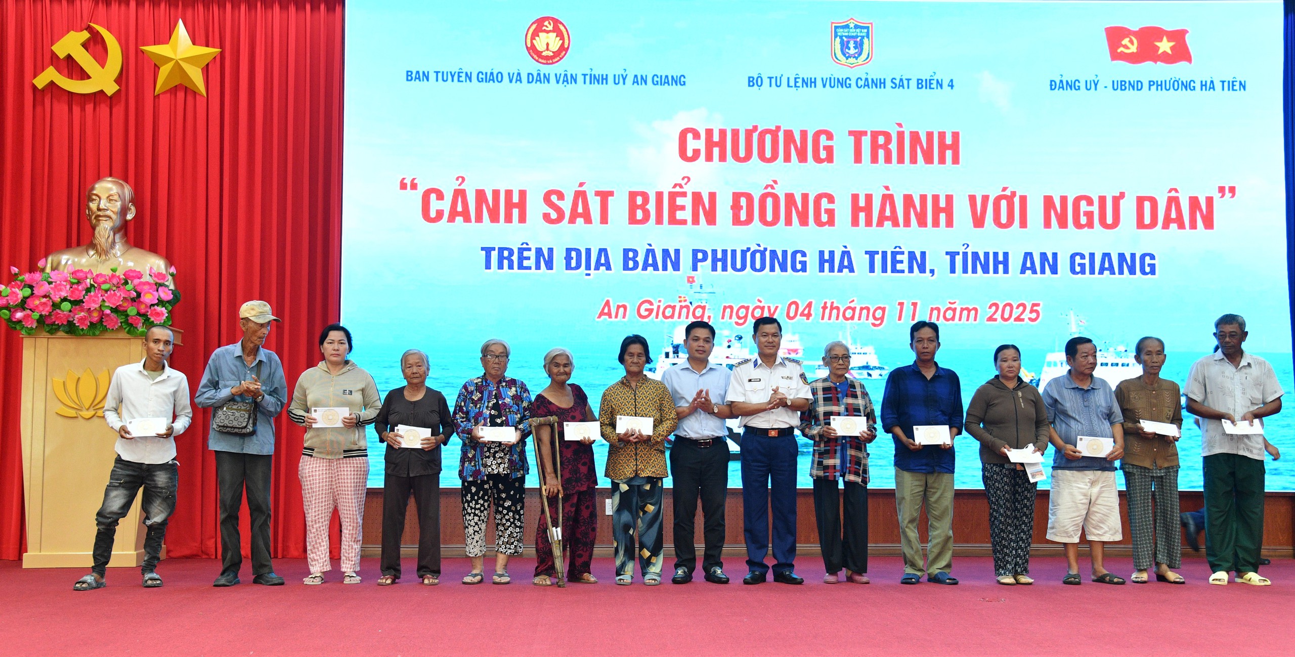 Trao cờ Tổ quốc tại chương trình “Cảnh sát biển đồng hành với ngư dân” - Ảnh 5.