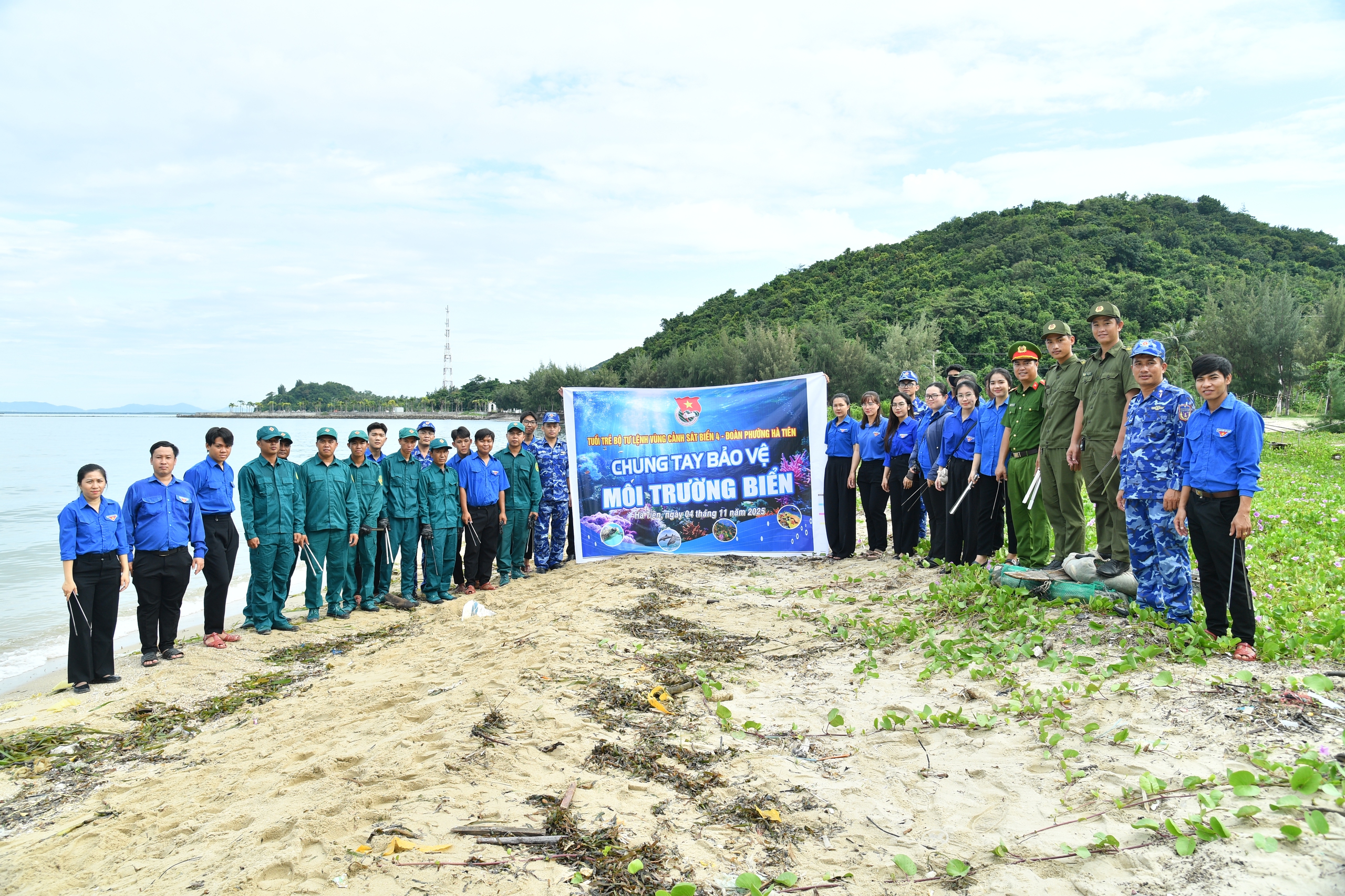 Trao cờ Tổ quốc tại chương trình “Cảnh sát biển đồng hành với ngư dân” - Ảnh 8.