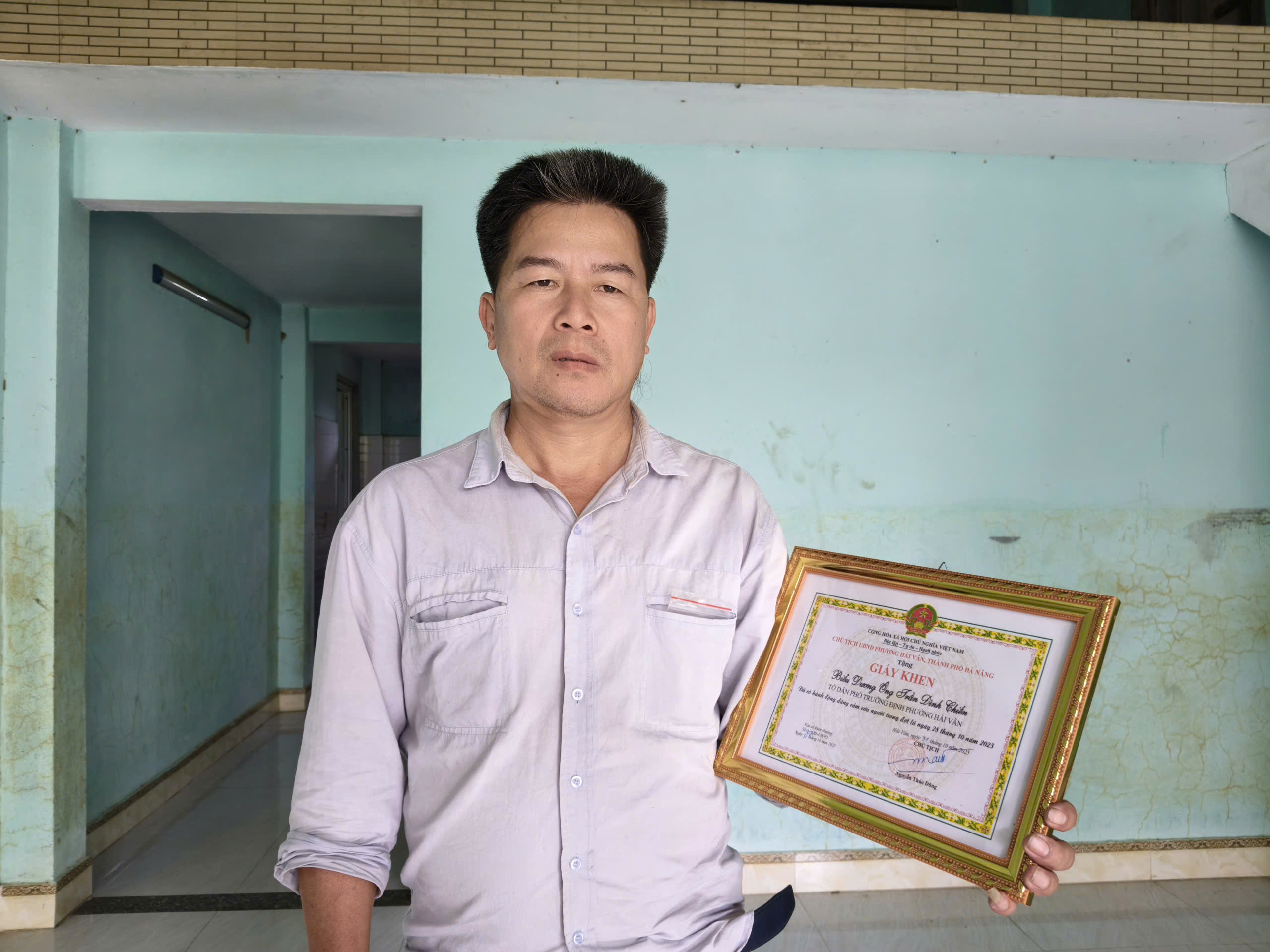 Khen thưởng ông Trần Đình Chiến vì hành động dũng cảm cứu người trong lũ ở Đà Nẵng - Ảnh 2.