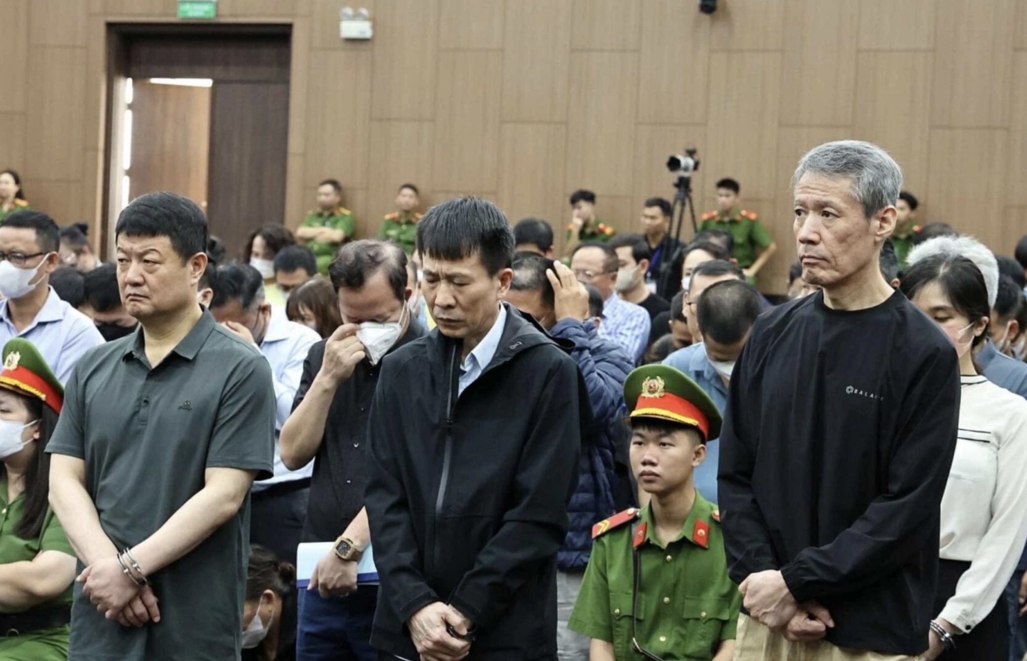 Cựu Phó chủ tịch UBND tỉnh Phú Thọ bị đề nghị 4 năm tù vì đánh bạc - Ảnh 2. Cựu Phó chủ tịch UBND tỉnh Phú Thọ bị đề nghị 4 năm tù vì đánh bạc - Ảnh 2.