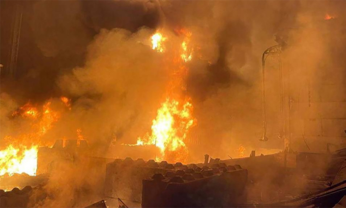 Hỏa hoạn bùng phát tại một địa điểm trúng đòn tập kích ở tỉnh Odessa ngày 4/11. Ảnh: Novosti Odessa