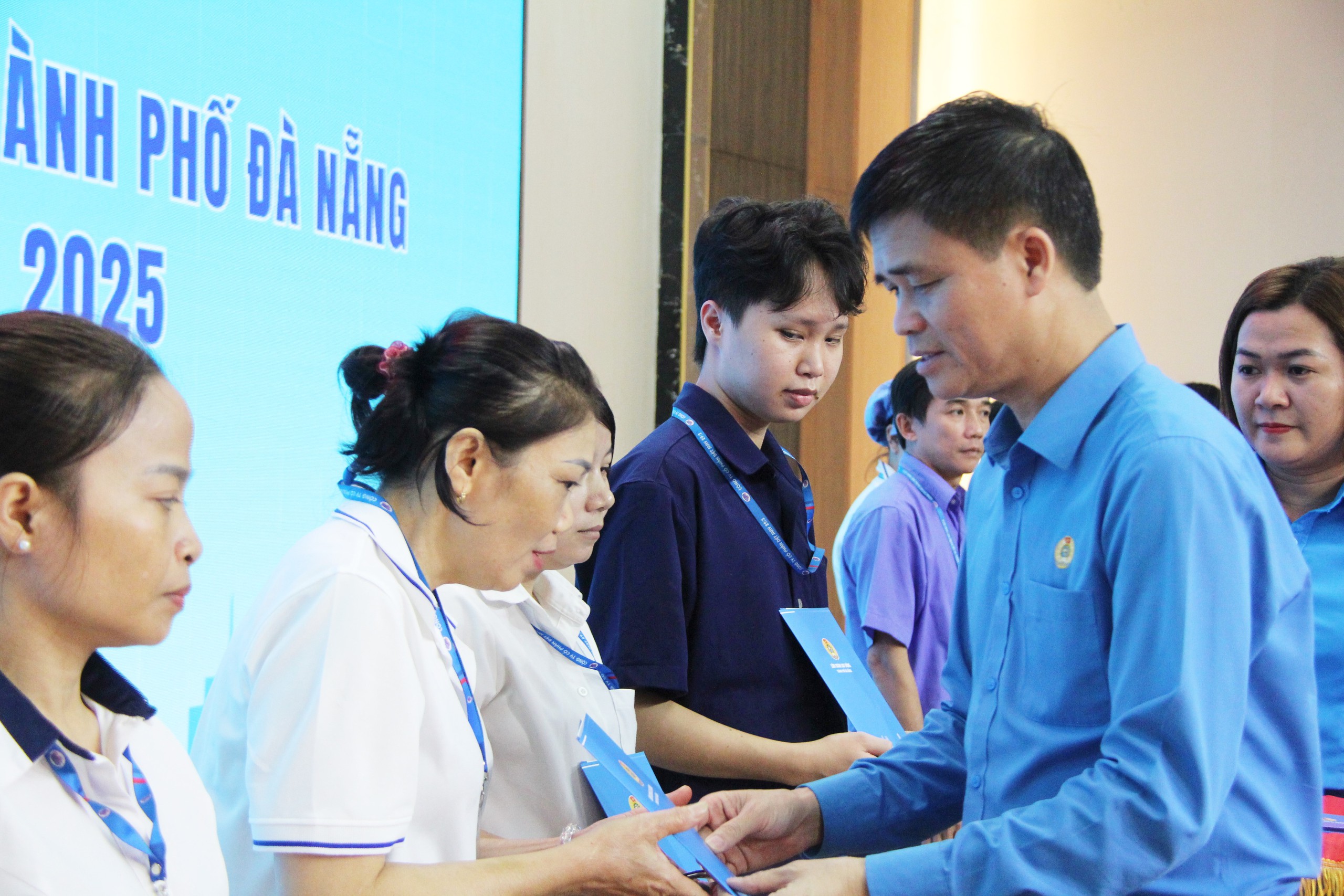 Công đoàn Đà Nẵng chi hơn 18,6 tỉ đồng hỗ trợ đoàn viên bị ảnh hưởng bởi mưa lũ - Ảnh 2.