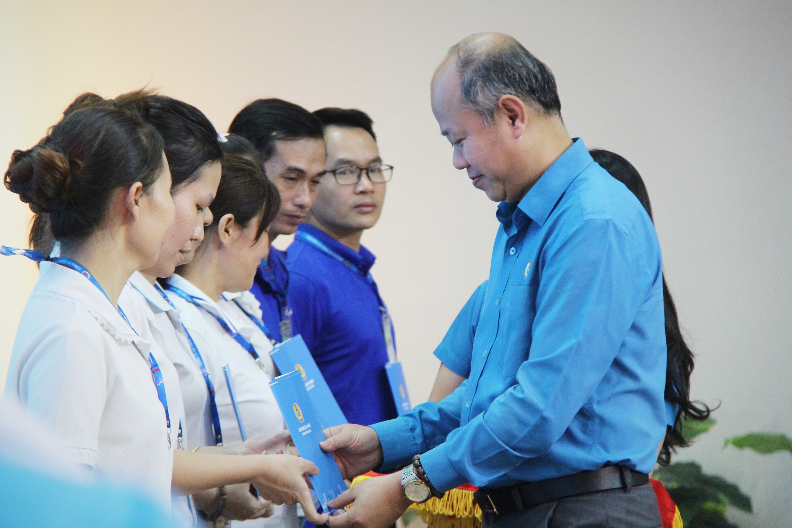 Công đoàn Đà Nẵng chi hơn 18,6 tỉ đồng hỗ trợ đoàn viên bị ảnh hưởng bởi mưa lũ - Ảnh 3.