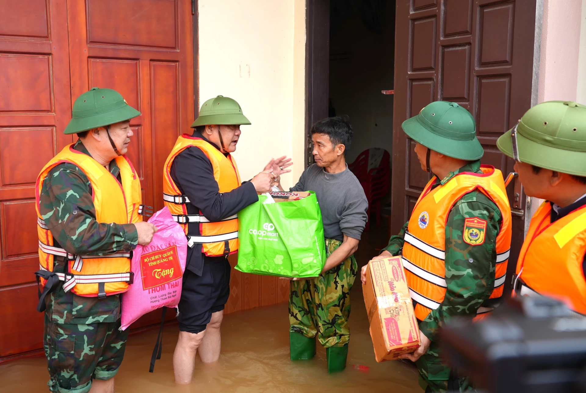 Chủ tịch tỉnh Quảng Trị thăm người dân vùng ngập lụt sau mưa lớn - Ảnh 2.