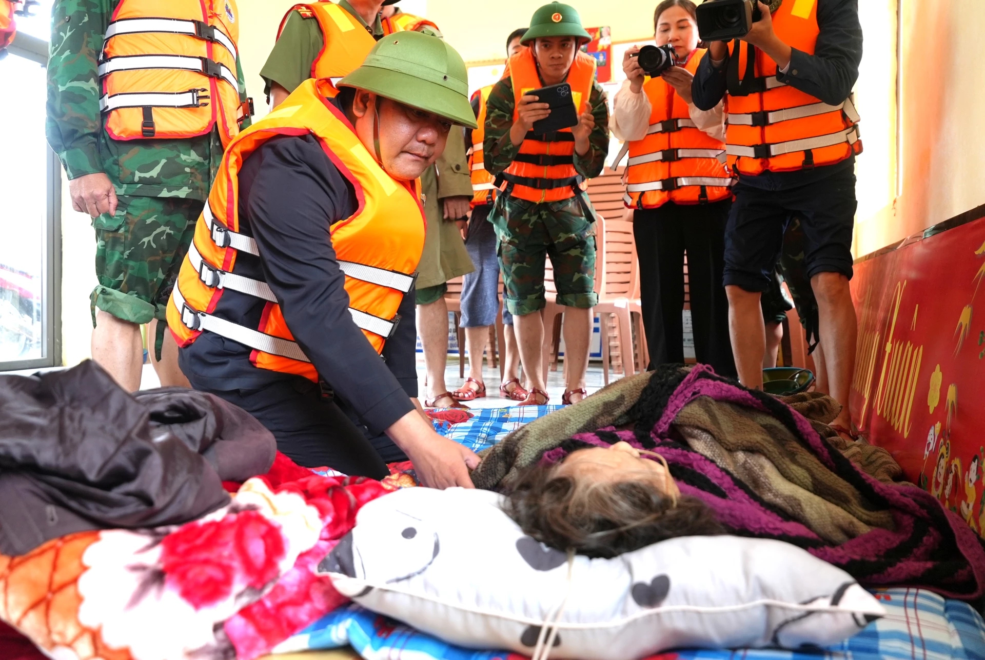 Chủ tịch tỉnh Quảng Trị thăm người dân vùng ngập lụt sau mưa lớn - Ảnh 3.