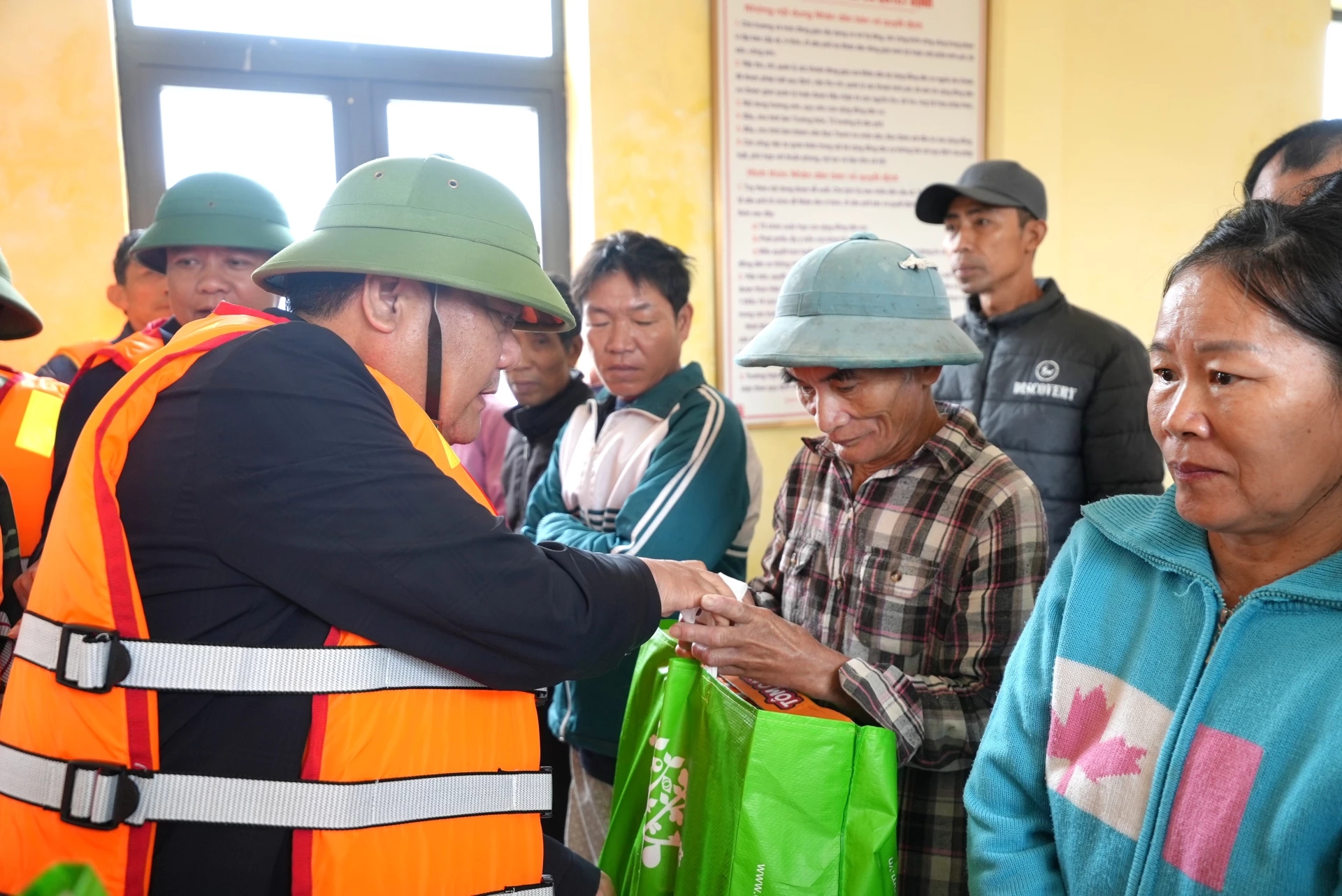 Chủ tịch tỉnh Quảng Trị thăm người dân vùng ngập lụt sau mưa lớn - Ảnh 4.