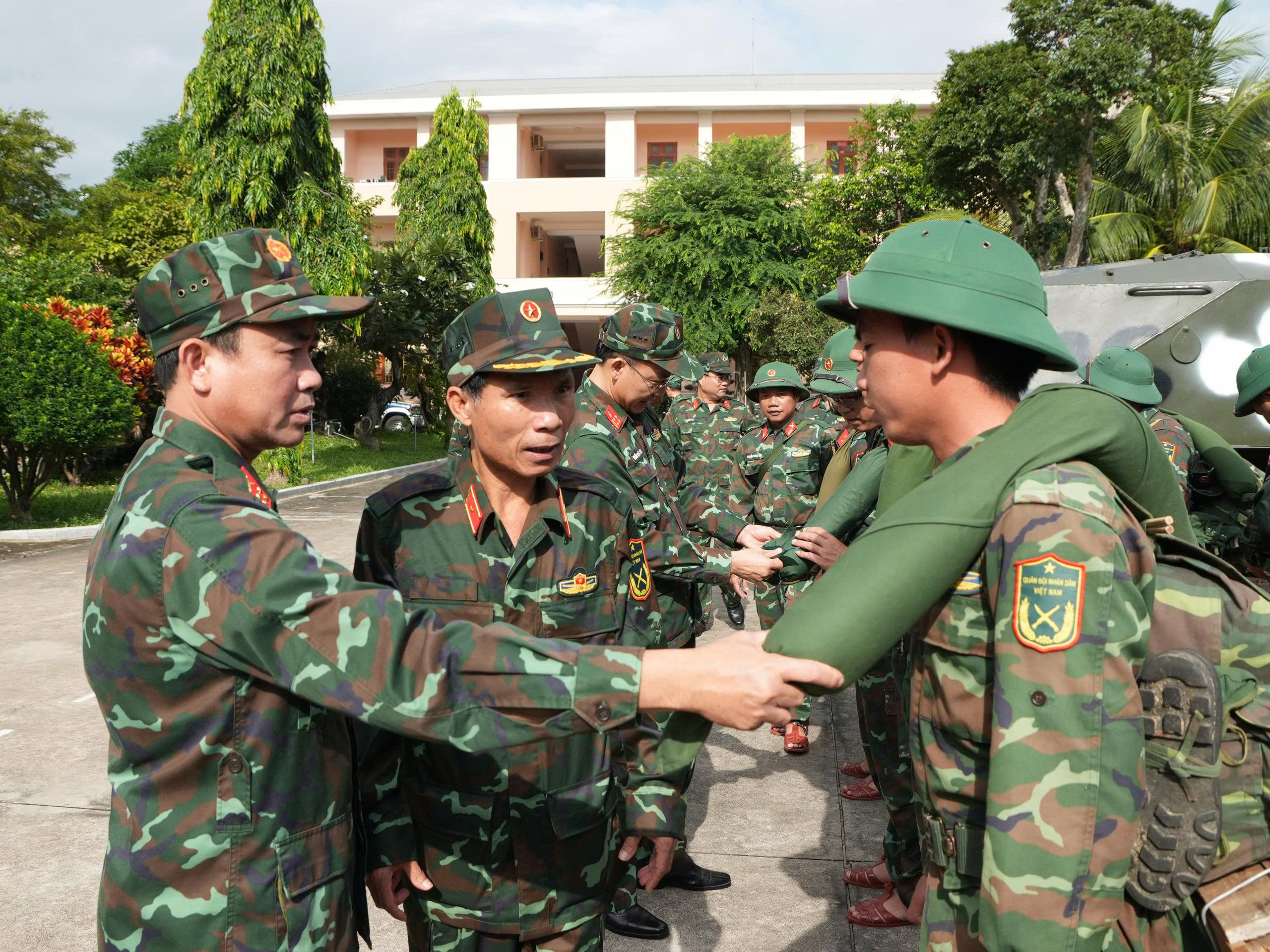 Có thể huy động trực thăng, xe lội nước ứng phó bão Kalmaegi - Ảnh 4.