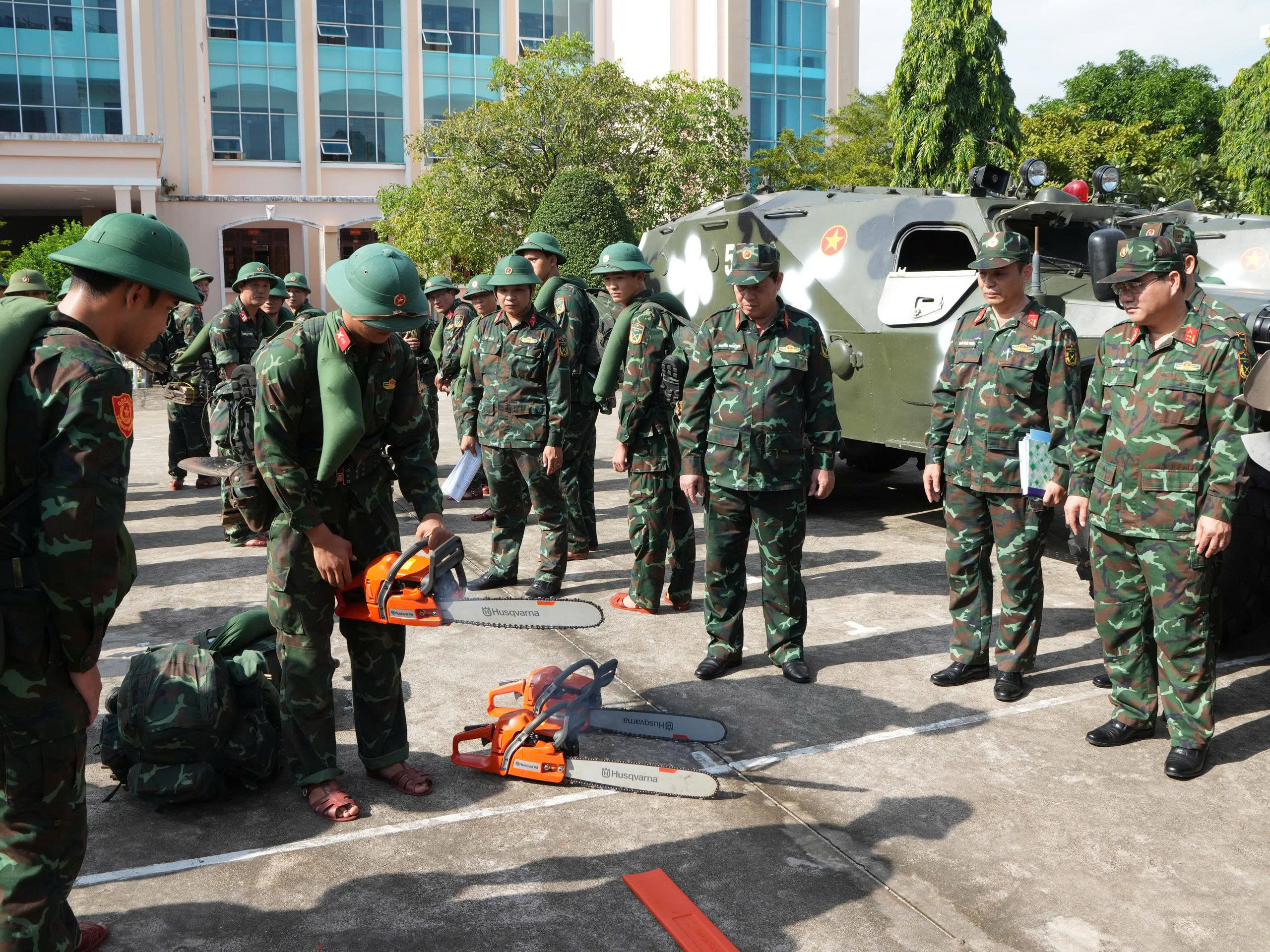 Có thể huy động trực thăng, xe lội nước ứng phó bão Kalmaegi - Ảnh 5.