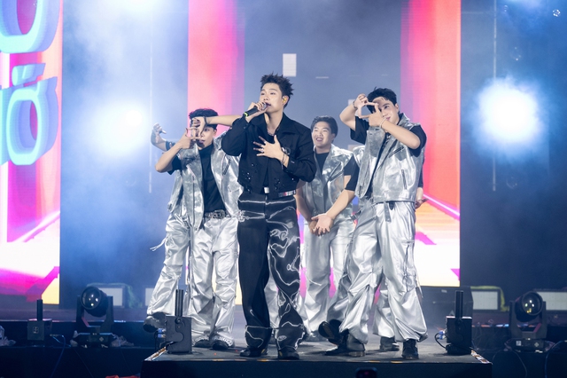 Bùng nổ đêm nhạc - thời trang, Single with STYLE 2025 chinh phục hàng nghìn bạn trẻ- Ảnh 4.