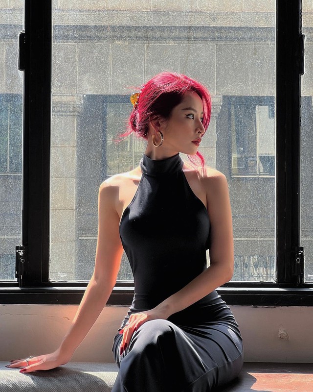 Cụ thể, tại phòng gym, Chi Pu áp dụng thời khóa biểu do huấn luyện viên thể hình thiết kế, gồm các bài tập kích thích cơ bắp phát triển, làm tiêu hao mỡ thừa và cải thiện sức mạnh.