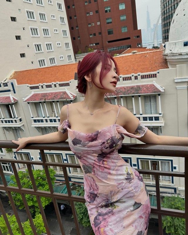 Squat nổi tiếng bởi tác dụng cải thiện kích cỡ vòng 3 khiêm tốn, giúp bắp đùi và chân khỏe khoắn hơn. Bên cạnh đó, nó còn tăng tính linh hoạt, khả năng giữ thăng bằng của cơ thể. Squat cơ bản là đứng lên - ngồi xuống với tay không hoặc tạ tay, bóng thể lực. Hiện nay, squat biến tấu thành nhiều biến thể và độ khó khác nhau nhằm phù hợp sở thích mỗi người.