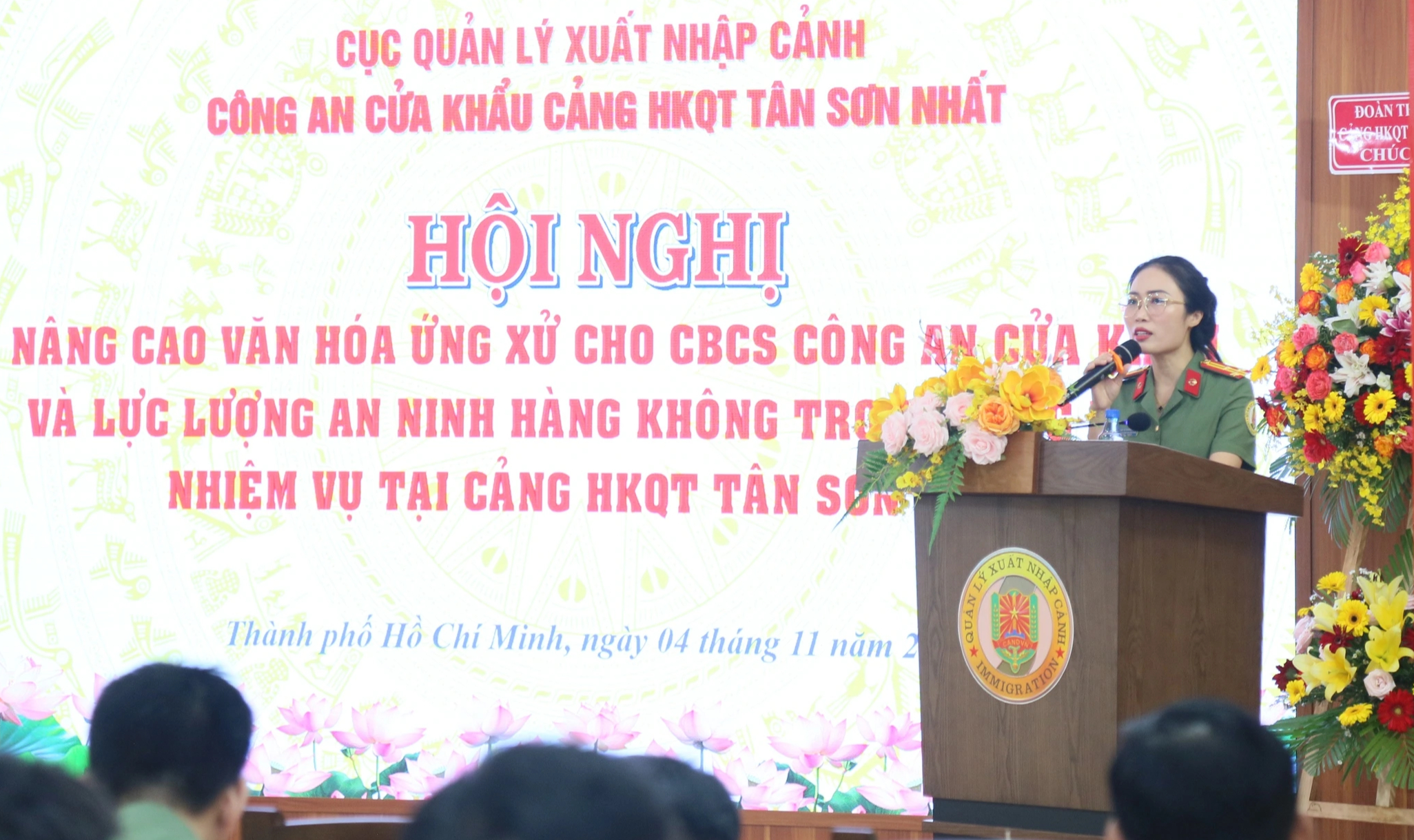 Nâng cao văn hóa ứng xử cho Công an cửa khẩu, lực lượng an ninh hàng không - Ảnh 4.