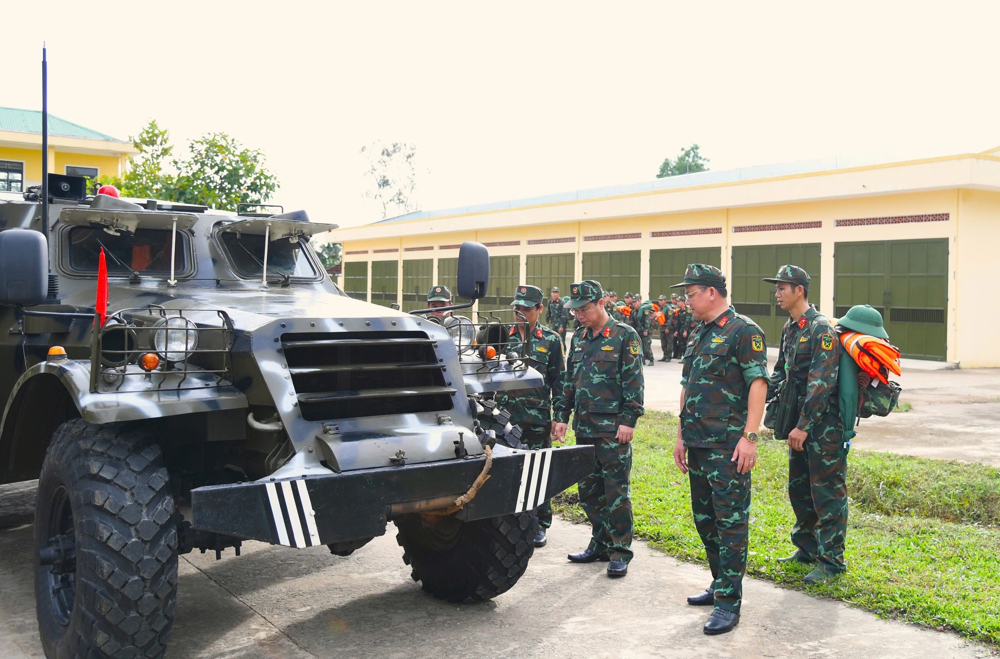 Quân khu 5 'cắm chốt' Quảng Ngãi, chỉ đạo ứng phó bão số 13- Ảnh 4.