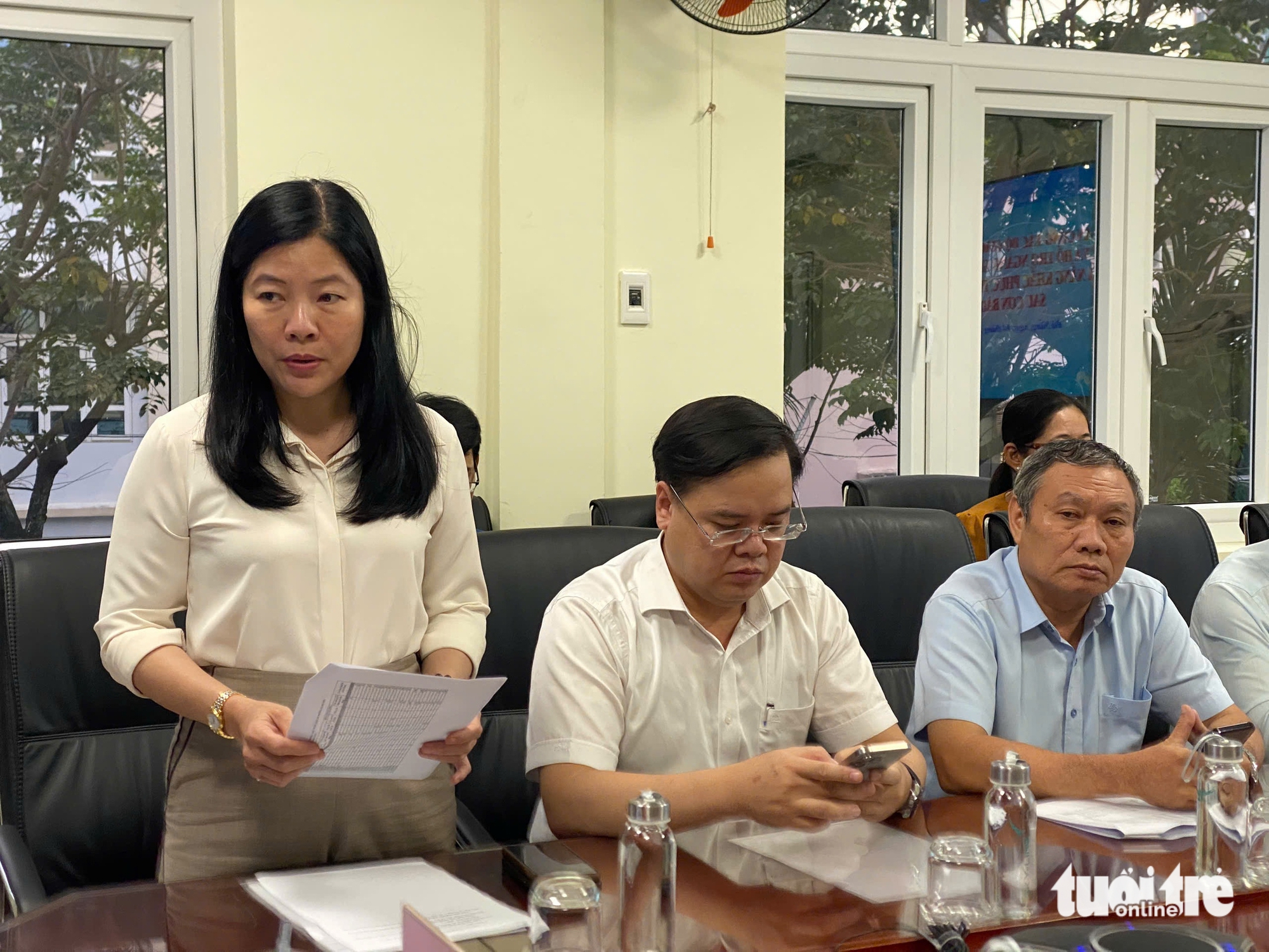 Đừng nặng hình thức, chỉ cần học sinh đến trường an toàn sau lũ - Ảnh 2.