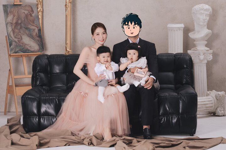 Sam thường dùng icon để che mặt chồng trong những bức ảnh chụp chung.