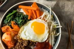 Gia đình ba người đi cấp cứu sau khi ăn trứng rán