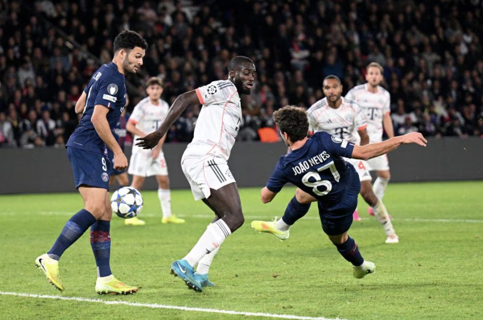 Champions League: Bayern Munich hạ gục 