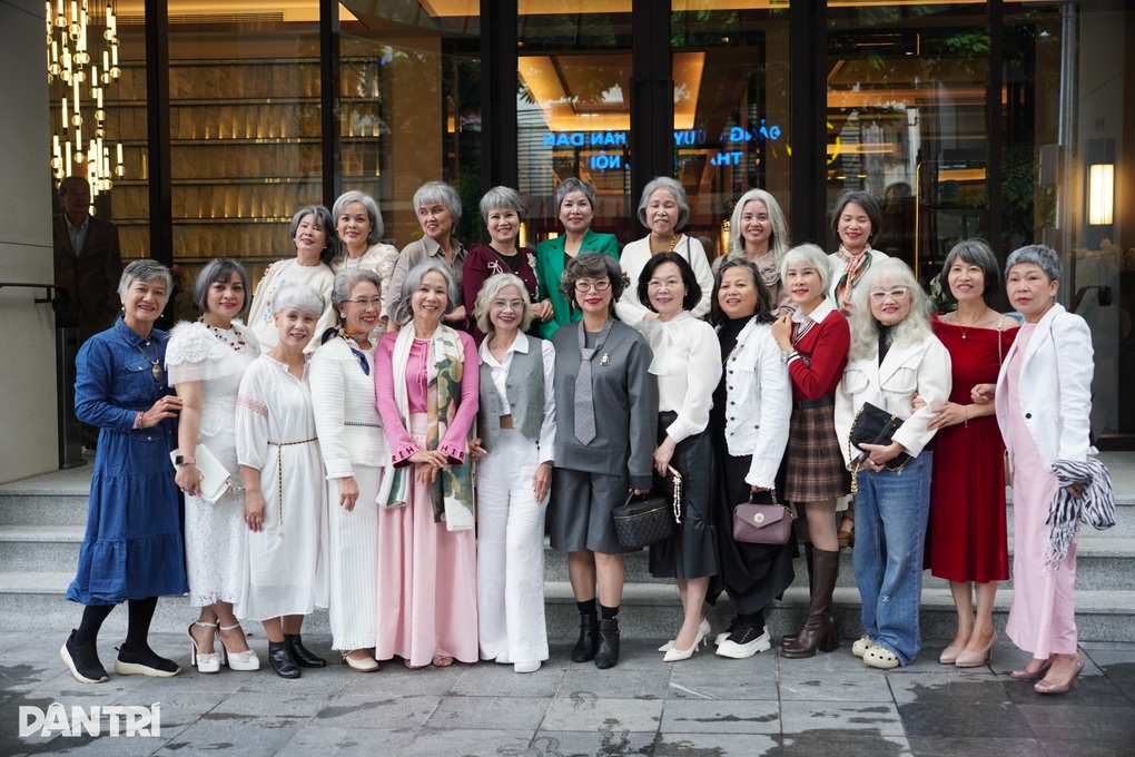 Tiết lộ thú vị về hội chị em tóc bạc chất chơi nhất Hà Nội - 2