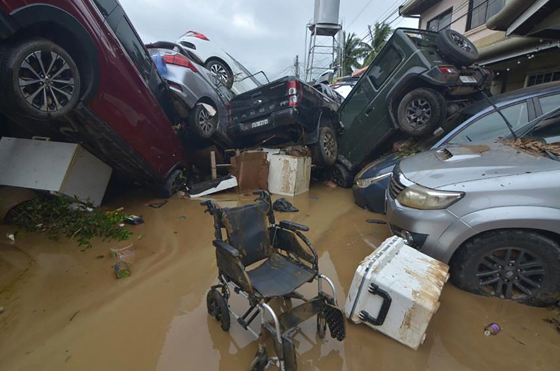 Miền Trung Philippines tan hoang sau bão Kalmaegi  - 4