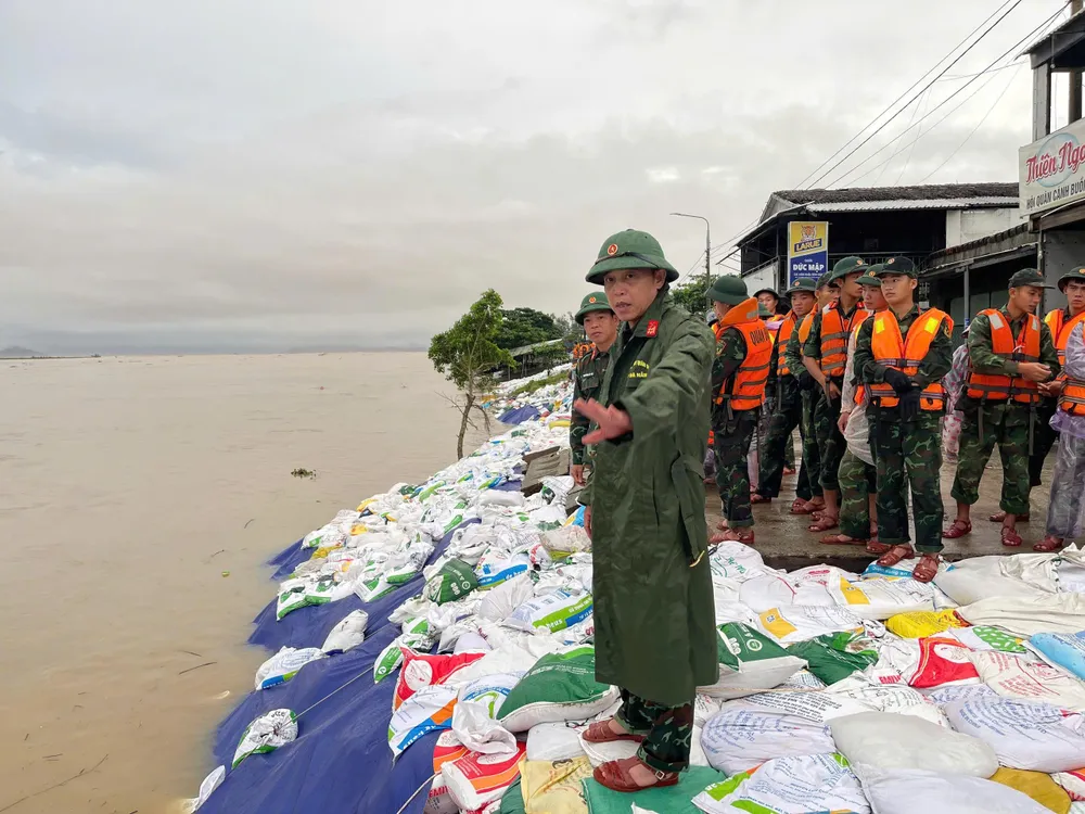 Đại tá Trần Hữu Ích chỉ đạo lập sở chỉ huy tiền phương. Ảnh: BCH 1045d9e8-5d32-4d14-b783-dc9b90e72293.jpeg