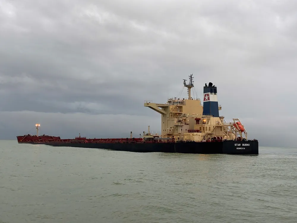 Hình ảnh tàu mắc cạn khi đang chở 175 nghìn tấn quặng sắt. vu-tau-175-ngan-tan-mac-can-o-dung-quat-phe-binh-cang-vu-hang-hai-quang-ngai-post0.html5.jpg